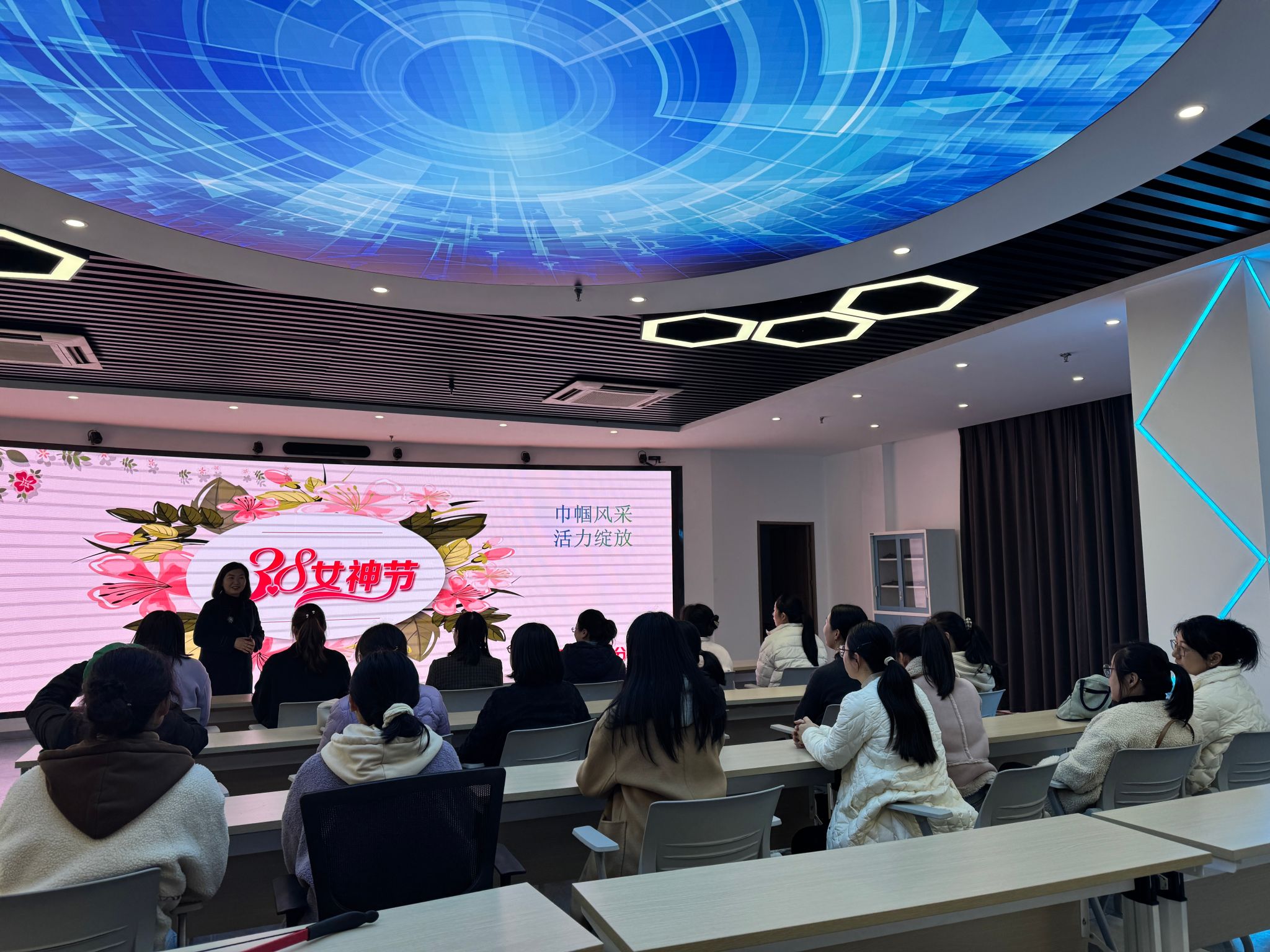 巾帼风采 活力绽放--信息工程学院开展“三八”妇女节庆祝活动